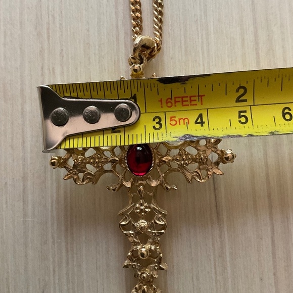 Abbey Cross Signed Avon 1975  with Ruby Red Cabochon Unisex - Picture 5 of 10